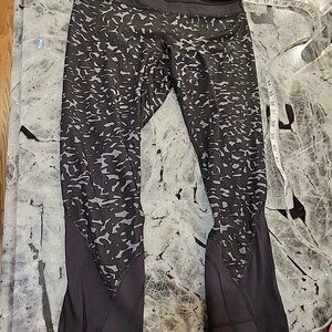 Lululemon Capri Leggings Women's Size 6 Animal Print Capri Black and Grey